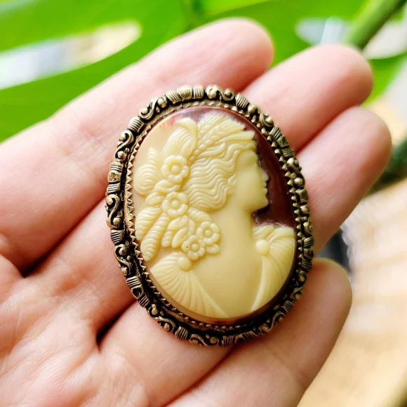 Vintage Cameo Bouchet Brooch Pin